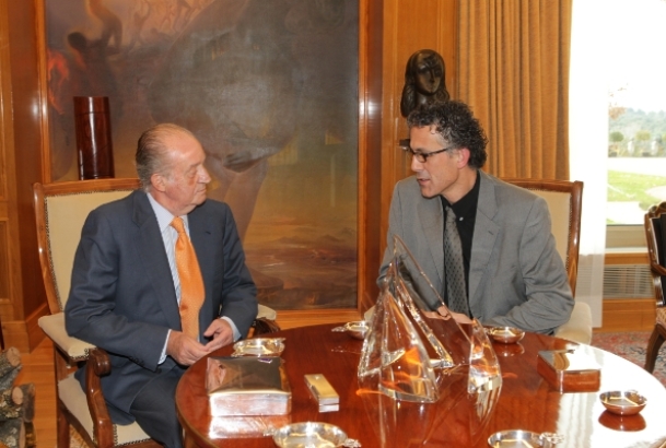 Don Juan Carlos conversa con Xabier Mikel Errekondo Saltsamendi, representante designado por Amaiur