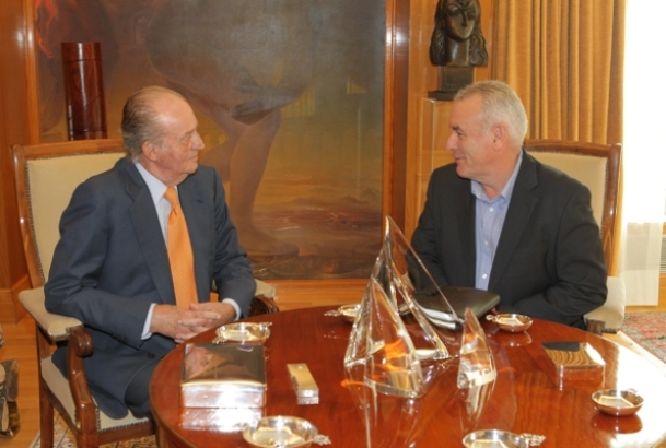 Don Juan Carlos conversa con Cayo Lara Moya, representante designado por Izquierda Unida