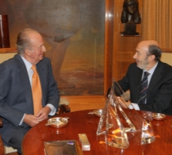Don Juan Carlos conversa con Alfredo Pérez Rubalcaba, representante designado por el Partido Socialista Obrero Español