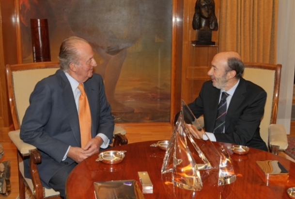 Don Juan Carlos conversa con Alfredo Pérez Rubalcaba, representante designado por el Partido Socialista Obrero Español