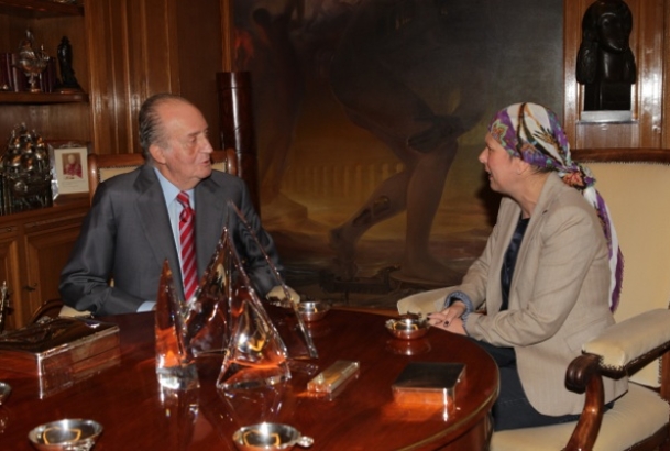 Don Juan Carlos conversa con Uxue Barkos, representante de Geroa Bai