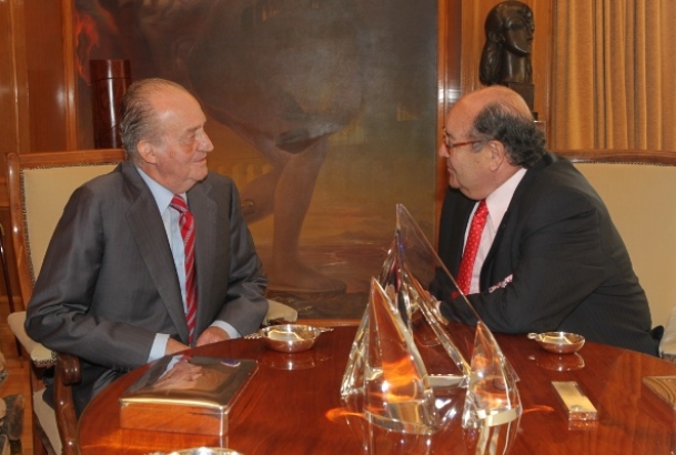 Don Juan Carlos conversa con EnriqueÁlvarez Sostres, representante de Foro de Ciudadanos