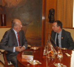 Don Juan Carlos conversa con Joan Baldoví, representante de Bloc-Iniciativa-Verds-Equo-Coalició Compromís