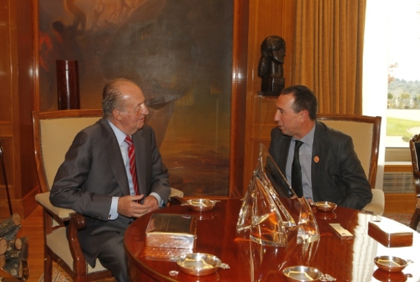 Don Juan Carlos conversa con Joan Baldoví, representante de Bloc-Iniciativa-Verds-Equo-Coalició Compromís