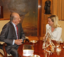 Don Juan Carlos conversa con Ana María Oramas, representante de Coalición Canaria-Nueva Canarias