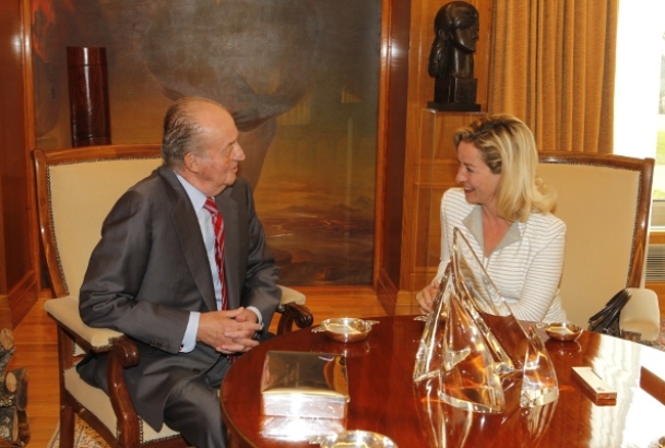 Don Juan Carlos conversa con Ana María Oramas, representante de Coalición Canaria-Nueva Canarias