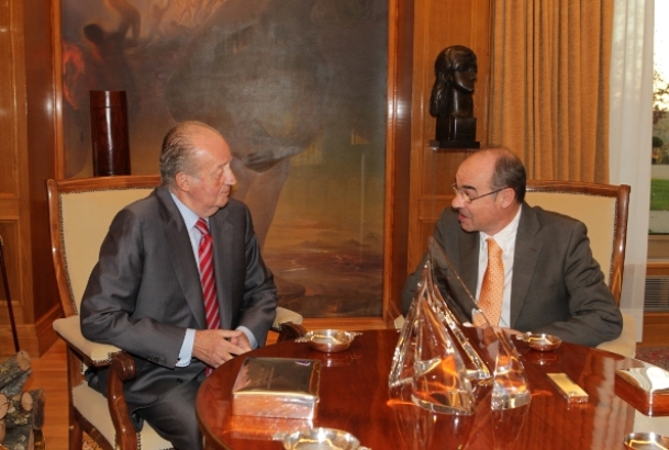 Don Juan Carlos conversa con Francisco Xesús Jorquera Caselas, representante designado por Bloque Nacionalista Galego