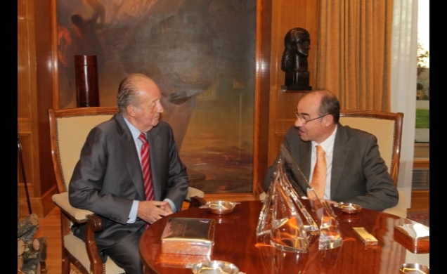 Don Juan Carlos conversa con Francisco Xesús Jorquera Caselas, representante designado por Bloque Nacionalista Galego