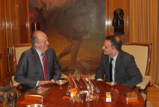 Don Juan Carlos conversa con Alfred Bosch i Pascual, representante designado por Esquerra Republicana de Catalunya-Catalunya Sí