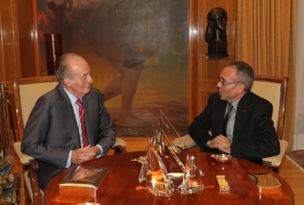Don Juan Carlos conversa con Joan Coscubiela Conesa, representante designado por Iniciativa per Catalunya Verds