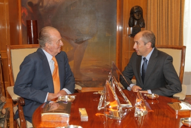 Don Juan Carlos conversa con Josu Erkoreka, representante designado por Eusko Alerdi Jetzalea-Partido Nacionalista Vasco