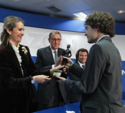 Doña Elena hace entrega del premio a Jorge Guijarro Ordóñez