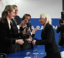 Doña Elena hace entrega del premio a Marta Domínguez