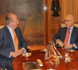 Don Juan Carlos conversa con Josep Antoni Duran i Lleida, representante designado por Convergència y Unió