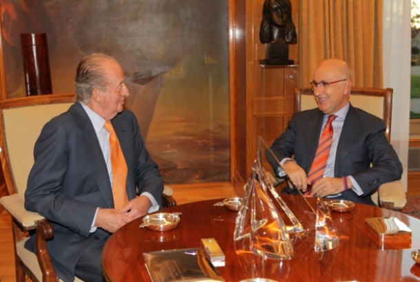 Don Juan Carlos conversa con Josep Antoni Duran i Lleida, representante designado por Convergència y Unió