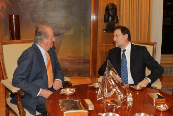Don Juan Carlos conversa con Mariano Rajoy, representante designado por el Partido Popular