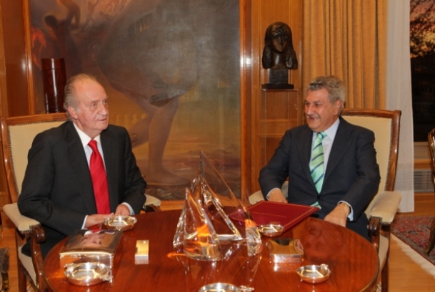 Don Juan Carlos con el presidente del Congreso, Jesús Posada