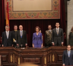 Los Reyes y los Príncipes, junto a los presidentes del Congreso y del Senado, durante la interpretación del Himno Nacional
