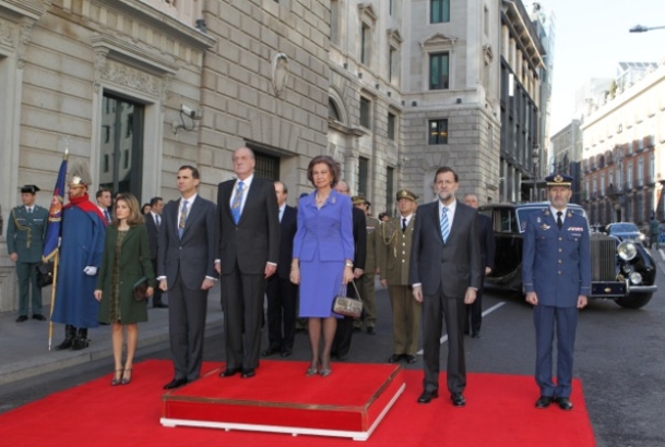 Sus Majestades los Reyes y Sus Altezas Reales los Príncipes de Asturias, acompañados por el Presidente del Gobierno y del Jefe de Estado Mayor de la D