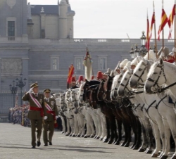 Su Majestad el Rey pasa revista a la Guardia Real
