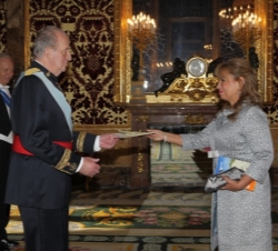 El Rey recibe la credencial de la embajadora de la República del Ecuador