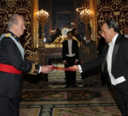 Su Majestad el Rey recibe la credencial del embajador de la República Tunecina