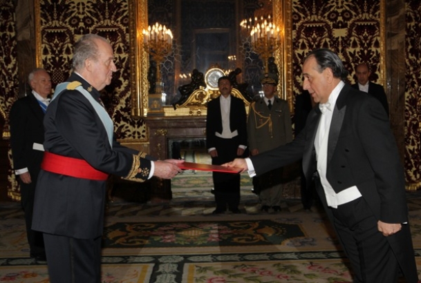 Su Majestad el Rey recibe la credencial del embajador de la República Tunecina