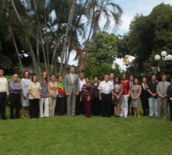 Don Felipe junto a una representación de la colectividad española en Nicaragua