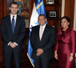 El Príncipe junto a Porfirio Lobo y su esposa, Rosa Elena Bonilla de Lobo