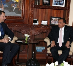 Don Felipe durante el encuentro que mantuvo con el Presidente de la República de Honduras