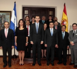 Su Alteza Real junto a la Junta Directiva del Congreso Nacional