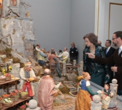 Su Majestad la Reina visitó el belén napolitano en el Palacio Real