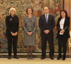 Doña Sofía junto a Teófila Martínez, al primer teniente de alcalde delegado de Cádiz 2012, Juan José Ortiz Quevedo y a la directora de exposiciones, C