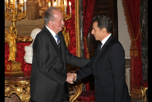 Su Majestad el Rey saluda al Presidente francés, a su llegada al Palacio Real