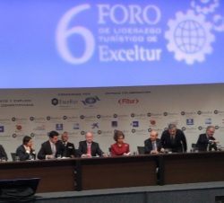 Sus Majestades los Reyes en la mesa presidencial