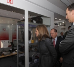 Don Felipe y Doña Letizia observan algunos equipos técnicos empleados por RNE a lo largo de su historia