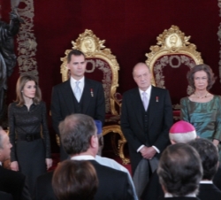 Sus Majestades los Reyes acompañados por Sus Altezas Reales los Príncipes de Asturias durante la recepción