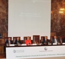 Vista de la mesa presidencial durante las palabras del Príncipe de Asturias