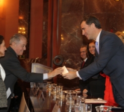 Don Felipe entrega el premio a Elena Pereira, presidenta de la Asociación Día Solidario de Gas Natural Fenosa, y a Salvador Gabarró, presidente de Gas