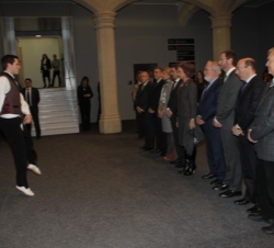 Doña Sofía, a su llegada, es recibida con un aurresku de honor