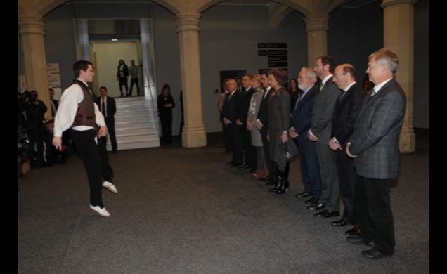 Doña Sofía, a su llegada, es recibida con un aurresku de honor