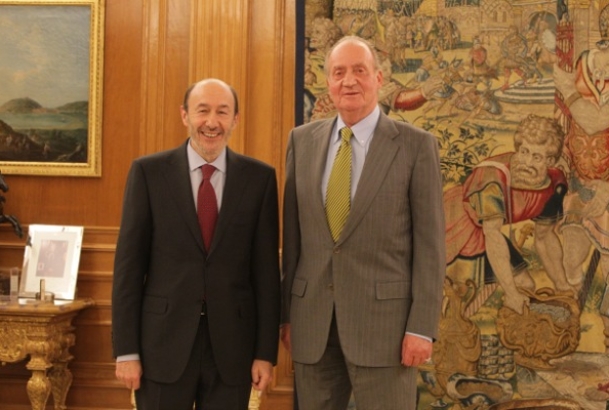 Su Majestad el Rey junto al secretario general del Partido Socialista Obrero Español, Alfredo Pérez Rubalcaba