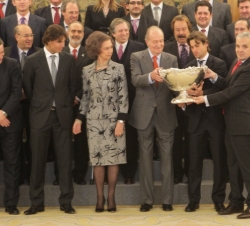 Sus Majestades los Reyes con la ensaladera de la Copa Davis