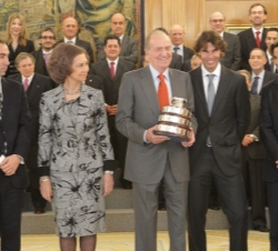 El Rey acompañado por Doña Sofía con la réplica de la ensaladera de la Copa Davis ganada en Sevilla