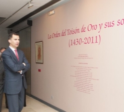 El Príncipe observa el cartel que anuncia la exposición