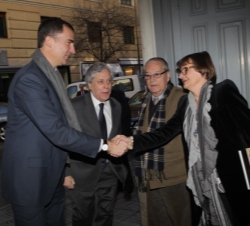 Don Felipe es saludado a su llegada al acto