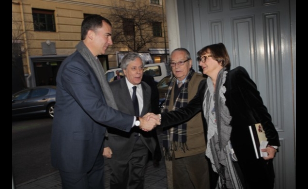 Don Felipe es saludado a su llegada al acto