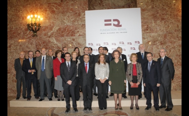 La Reina, junto a las autoridades y miembros del Patronato de la Fundación RenalÍñigoÁlvarez de Toledo