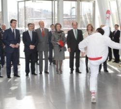 Sus Majestades los Reyes durante la interpretación del aurresku de honor