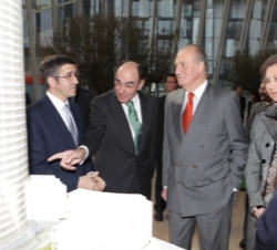 Los Reyes observan la maqueta del edificio